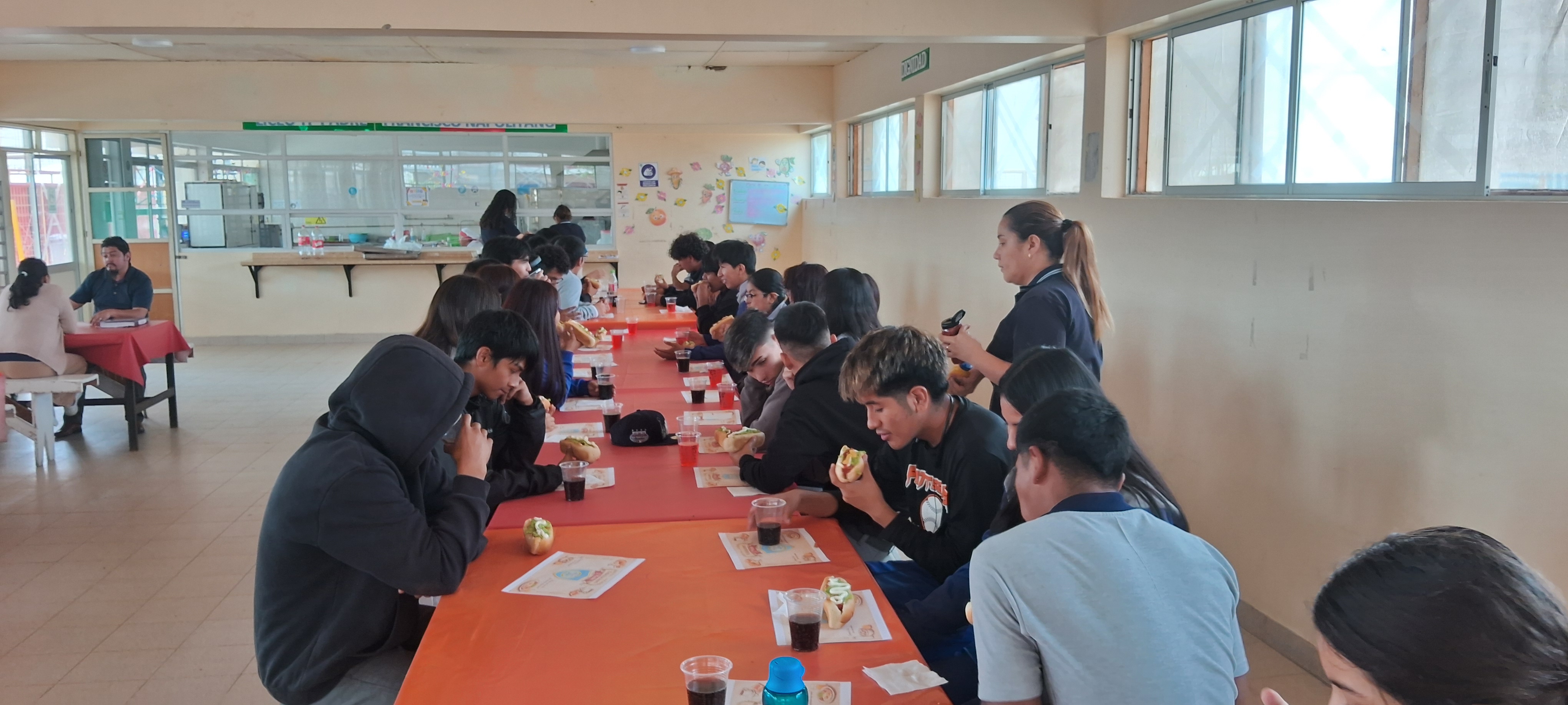La Comunidad educativa celebra destacados resultados SIMCE de Tercero Medio con un desayuno.